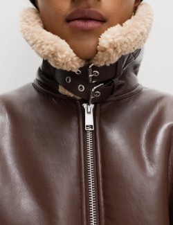 Sportovní bunda s umělou přezkou