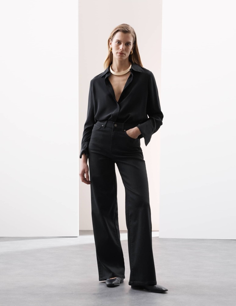 Vysoce střižené džíny s širokými nohavicemi