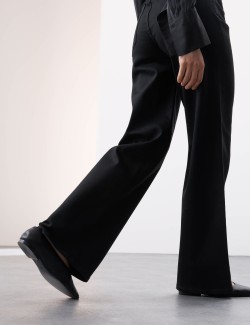 Vysoce střižené džíny s širokými nohavicemi