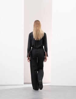 Vysoce střižené džíny s širokými nohavicemi