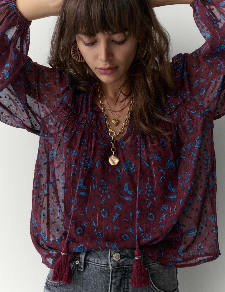 Čistý metalický top z šifonu s potiskem a vázáním u krku