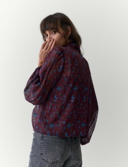 Čistý metalický top z šifonu s potiskem a vázáním u krku