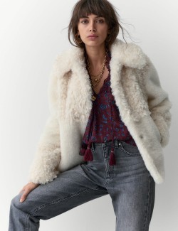 Čistý metalický top z šifonu s potiskem a vázáním u krku