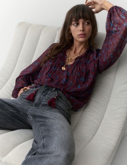 Čistý metalický top z šifonu s potiskem a vázáním u krku