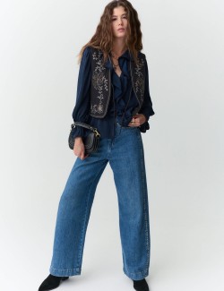 Halenka s volánkem a výstřihem do V