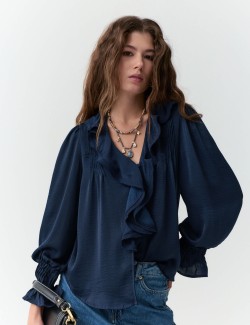 Halenka s volánkem a výstřihem do V