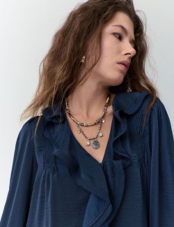 Halenka s volánkem a výstřihem do V