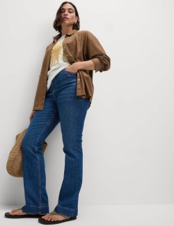 Úzké džíny s vysokým pasem, rozšířenými nohavicemi a mačkanou přední stranou