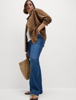 Úzké džíny s vysokým pasem, rozšířenými nohavicemi a mačkanou přední stranou