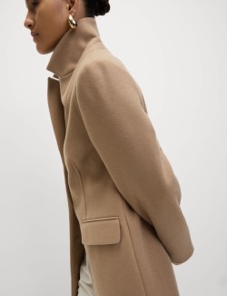 Kabát prodlouženého střihu s klopami se zášivkami