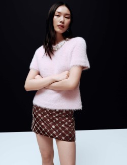 Zdobená saténová mini sukně áčkového střihu