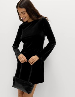Sametové kolové mini šaty