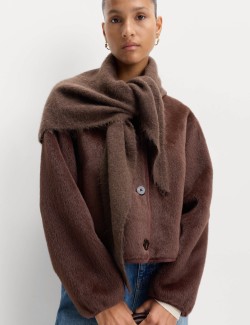 Pletený trojúhelníkový šátek s texturou a vlnou