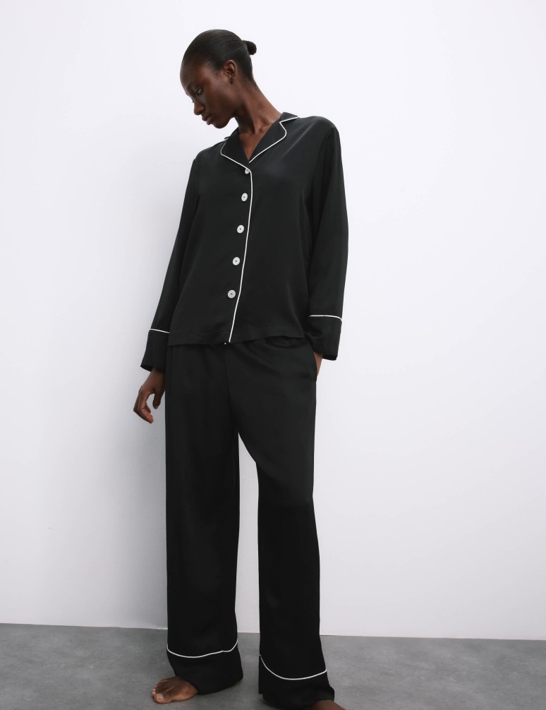 Saténová pyžamová souprava s klopami