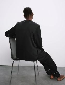 Saténová pyžamová souprava s klopami