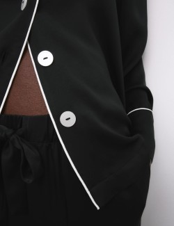 Saténová pyžamová souprava s klopami