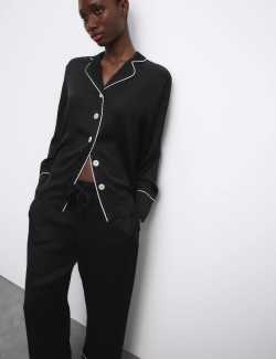 Saténová pyžamová souprava s klopami