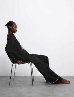 Saténová pyžamová souprava s klopami