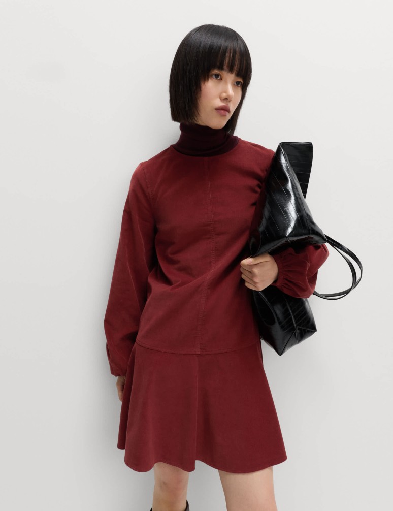 Manšestrové mini šaty s kulatým výstřihem a sníženým pasem