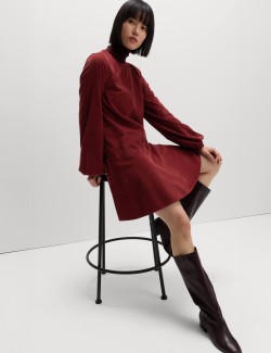 Manšestrové mini šaty s kulatým výstřihem a sníženým pasem