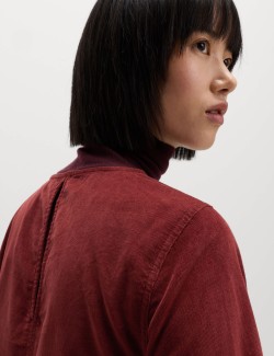 Manšestrové mini šaty s kulatým výstřihem a sníženým pasem