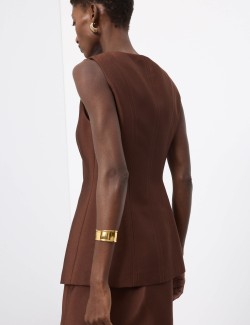 Přiléhavá vesta s vlnou