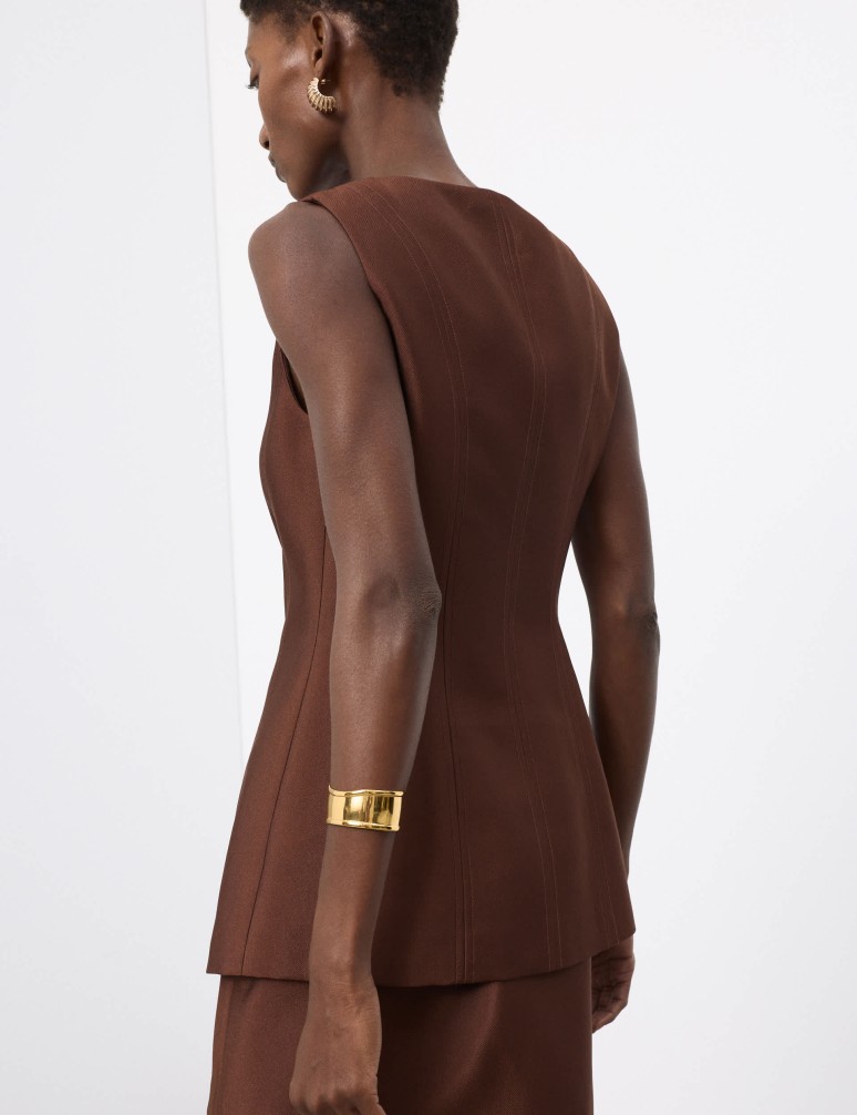 Přiléhavá vesta s vlnou