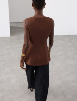 Přiléhavá vesta s vlnou