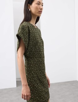 Přiléhavé splývavé mini šaty s výstřihem do V a korálky