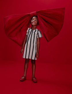 Pruhované šaty s motýlkem (2–10 let)