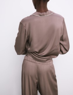 Saténová pyžamová souprava s klopami