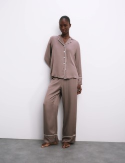 Saténová pyžamová souprava s klopami