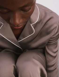 Saténová pyžamová souprava s klopami