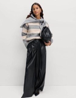 Pruhovaný svetr z měkoučké příze s kulatým výstřihem