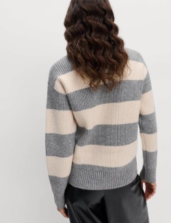 Pruhovaný svetr z měkoučké příze s kulatým výstřihem