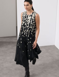 Volné maxi šaty s potiskem puntíků a vysokým podílem materiálu Cupro