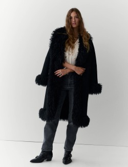 Saténový top s vroubkovaným lemem a krajkou