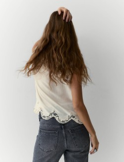 Saténový top s vroubkovaným lemem a krajkou