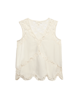 Saténový top s vroubkovaným lemem a krajkou