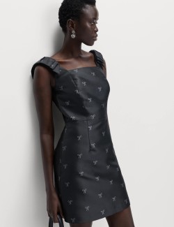 Mini šaty se zvýrazněným pasem a detailem s mašlí