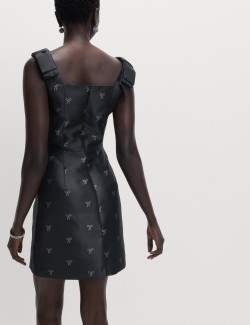 Mini šaty se zvýrazněným pasem a detailem s mašlí