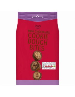 Chuťovky s měkkou náplní z bílé čokolády a sušenek v mléčné čokoládě s kousky tmavých sušenek