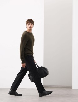 Volný svetr ze směsi mohéru a merina s výstřihem ke krku