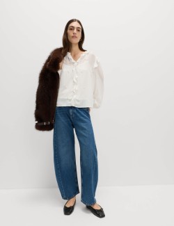 Zdobená halenka s výstřihem do V a dlouhým rukávem