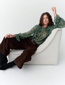 Průsvitná halenka s volánkem a potiskem