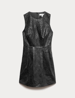 Mini šaty z umělé kůže s vyraženým výstřihem ke krku