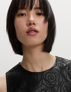 Mini šaty z umělé kůže s vyraženým výstřihem ke krku