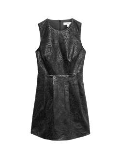 Mini šaty z umělé kůže s vyraženým výstřihem ke krku