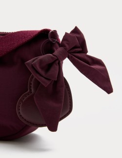 Dětská ledvinková taška s přívěsky ve tvaru srdíčka