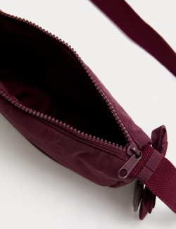 Dětská ledvinková taška s přívěsky ve tvaru srdíčka